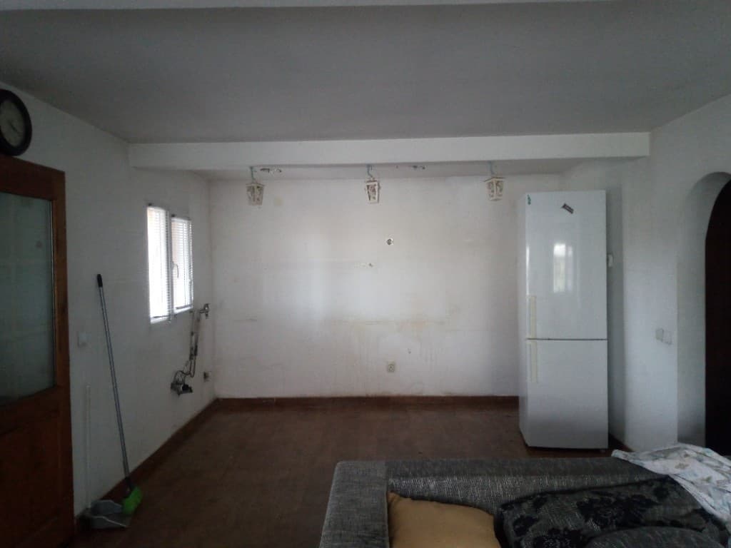 Преди: празно помещение, само хладилникът.